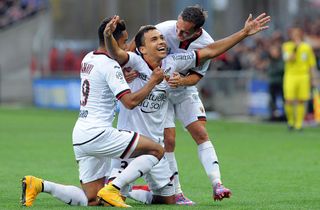 Nice's Brazilian midfielder Carlos Eduardo (C) is congratulated by his teammates after scoring during the start of the French L1 football match Guingamp vs Nice on October 26, 2014 at the Roudourou stadium in Guingamp, western of France.