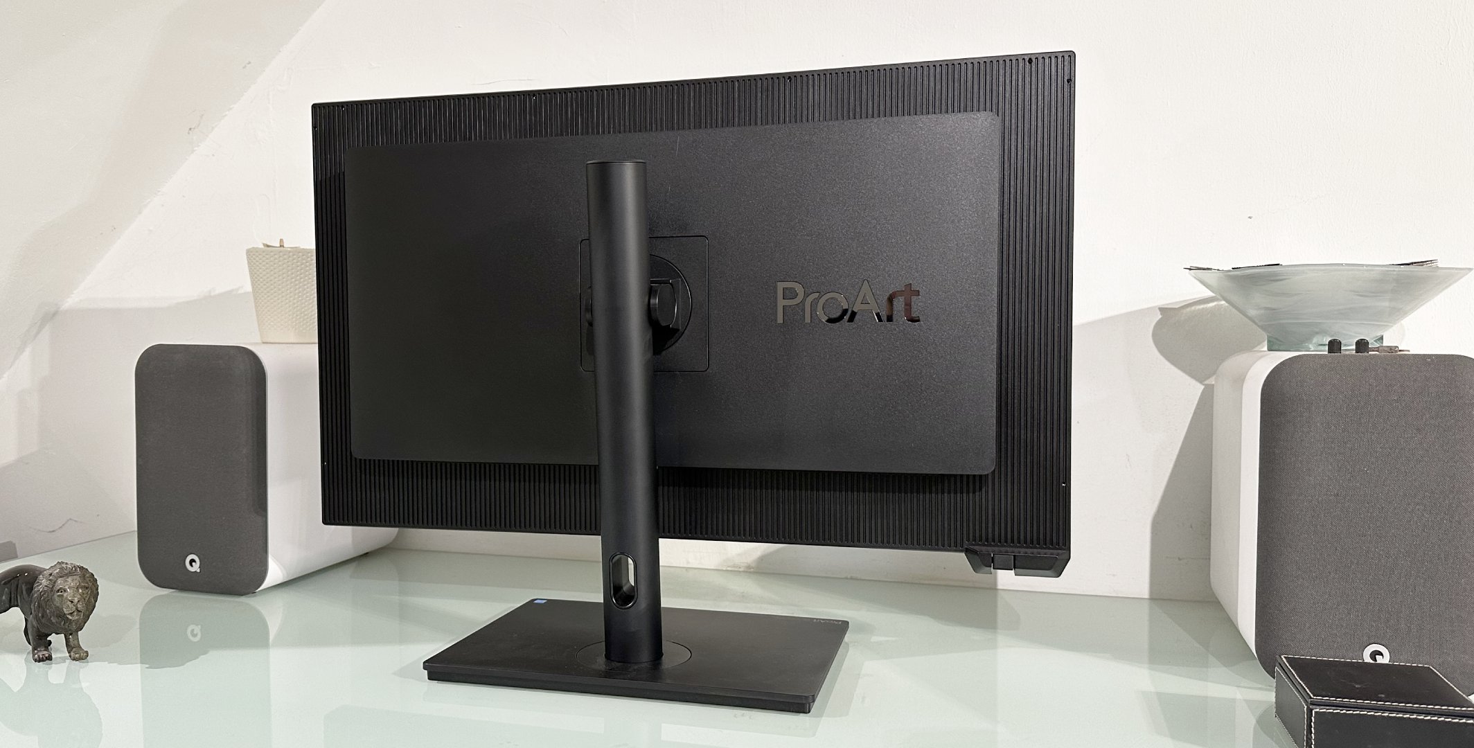 Monitor Asus ProArt PA32KCX 8K sobre un escritorio blanco en una oficina en casa durante nuestro proceso de revisión