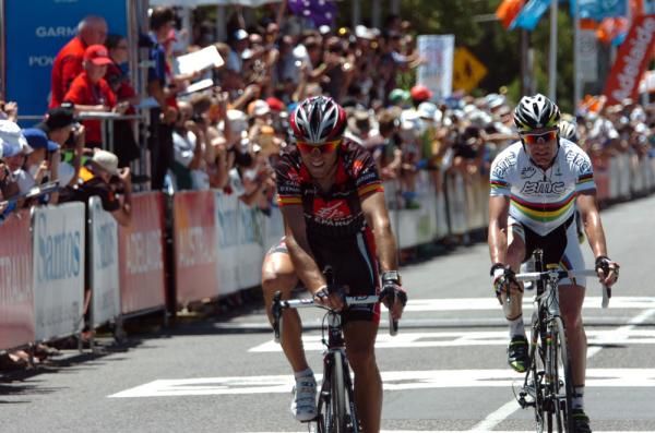 Valverde (Caisse d'Epargne) glides over the finish line
