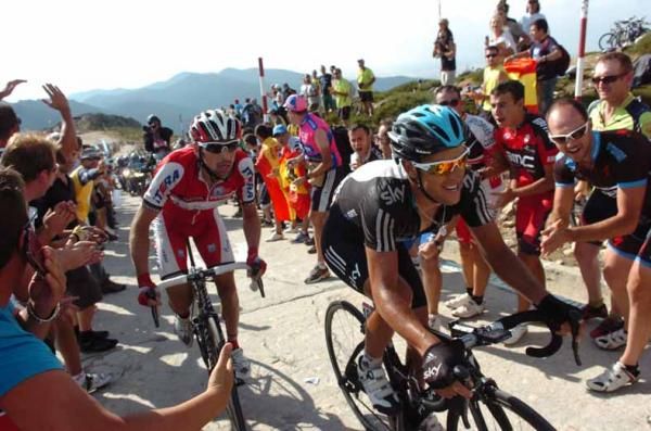 Denis Menchov (Katusha) bides his time behind RIchie Porte (Sky).