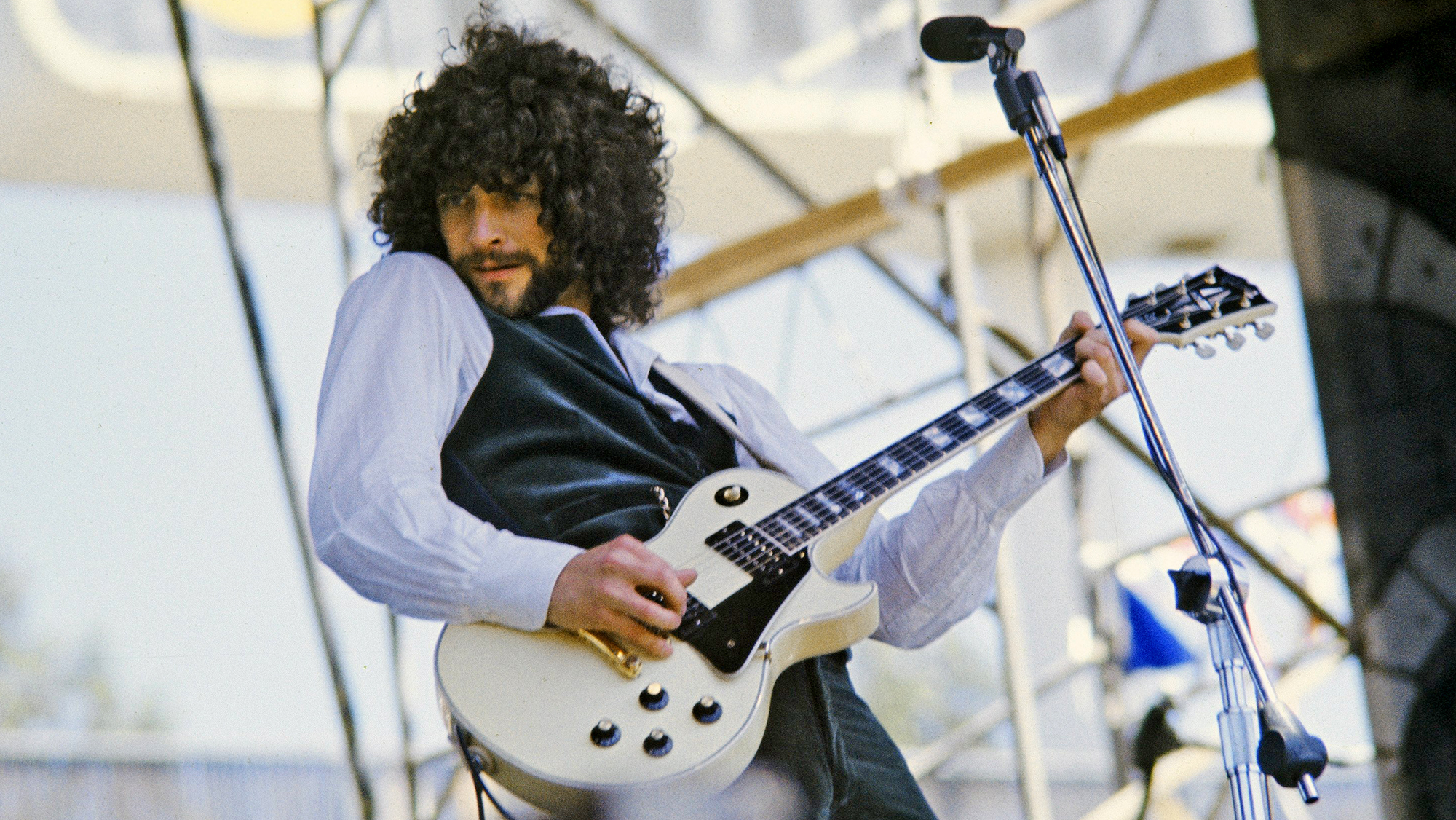 Lindsey Buckingham of Fleetwood Mac performs live at The Oakland Coliseum 1975 in Oakland, California.