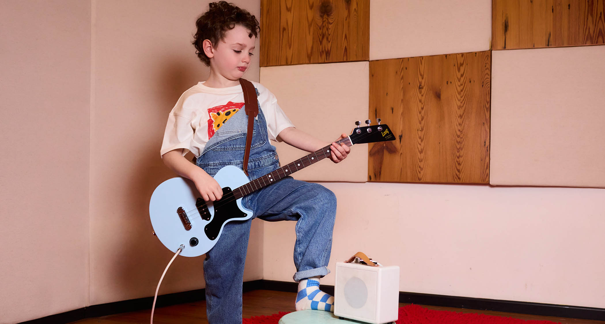 Loog Guitars x Gibson: these child-friendly 3-strings reimagine the Les Paul and SG for young beginners.