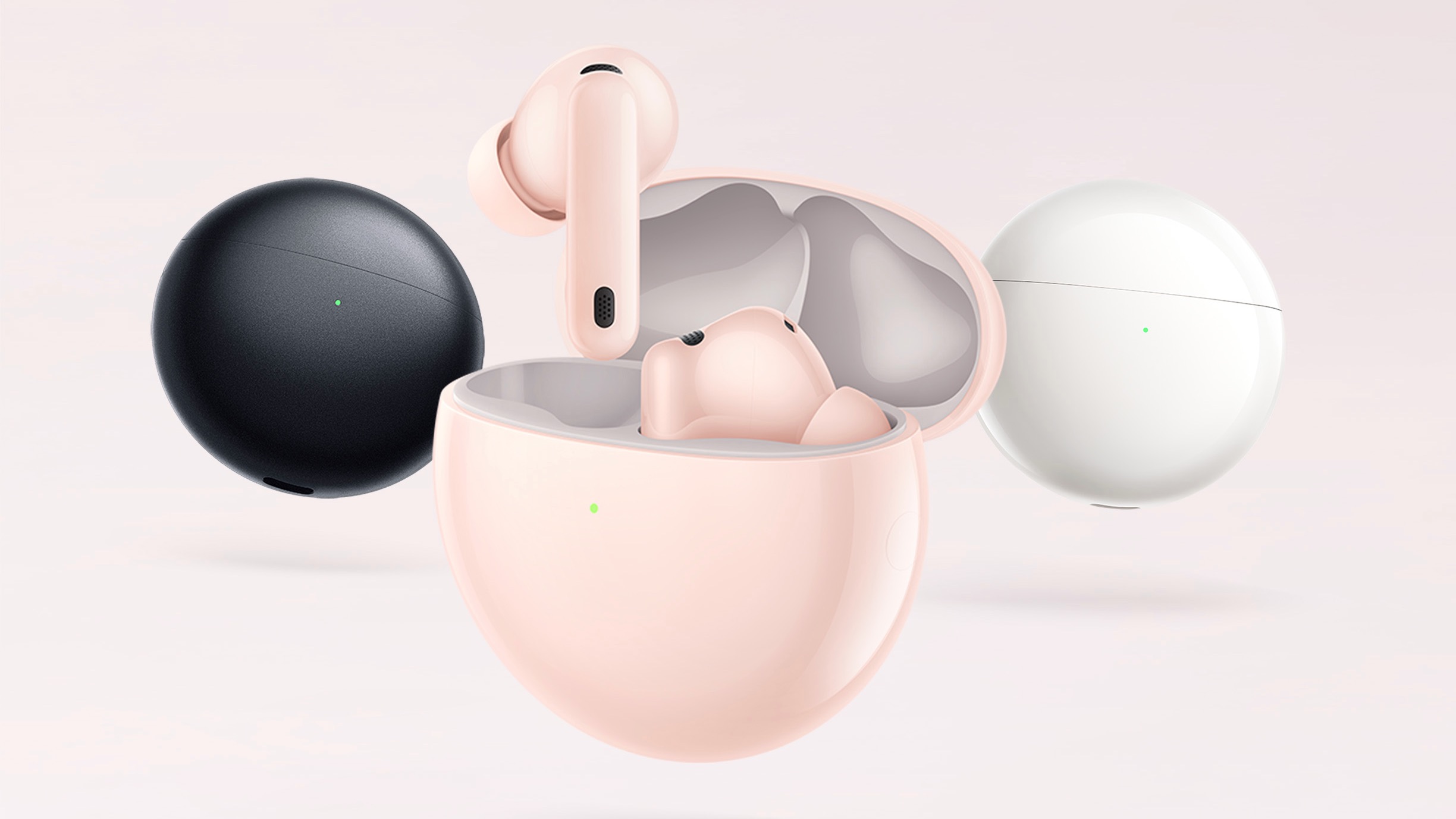 Three charging cases of the Huawei FreeBuds 7i next to each other – black, pink and white. The middle one (pink) is open showing the earbuds, one of which is raised up out of the case.