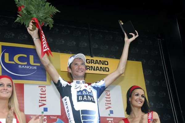 Fr&auml;nk Schleck (Saxo Bank) celebrates his stage win on the podium.