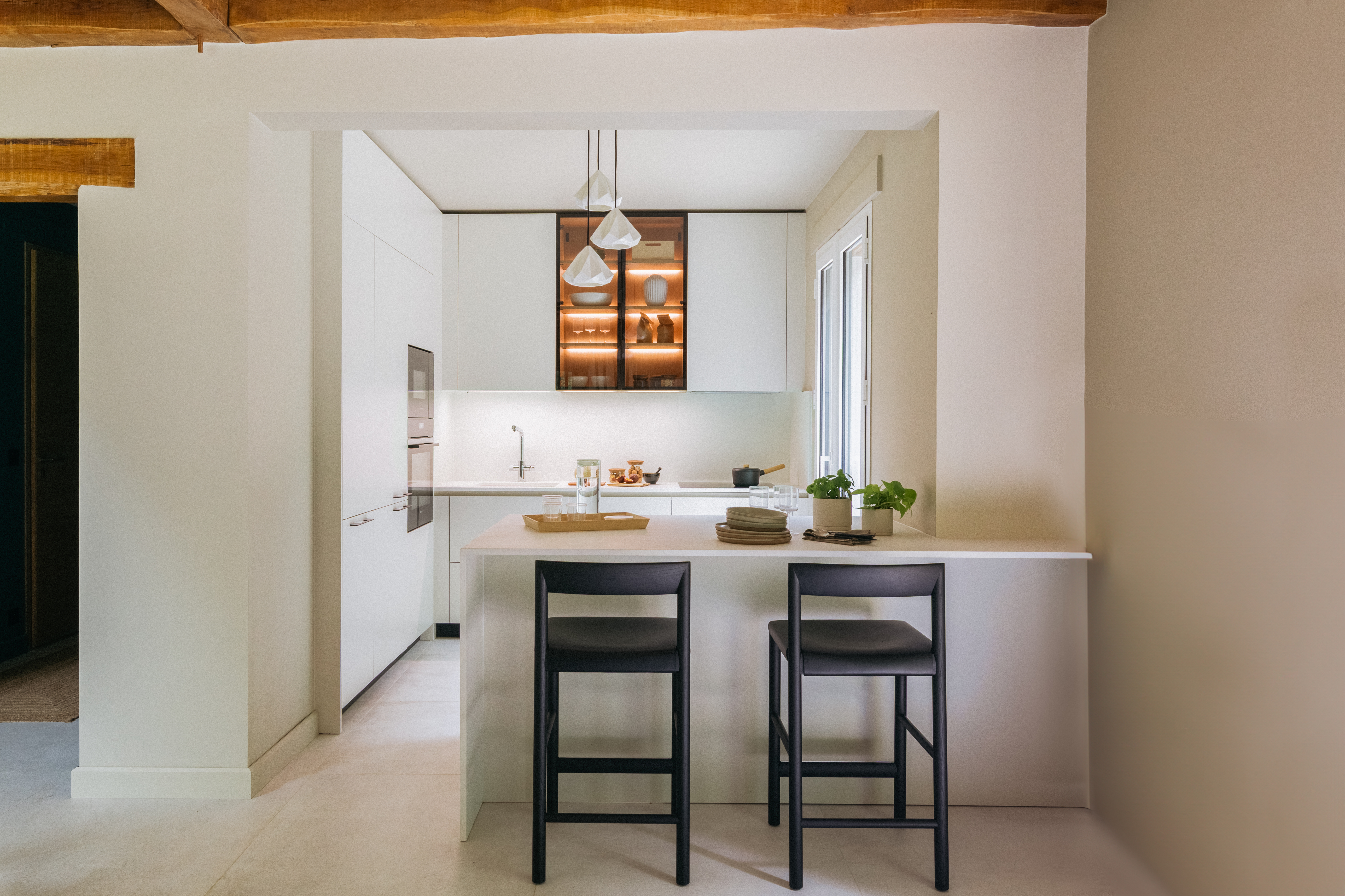 cuisine petite presquile blanc vitrine