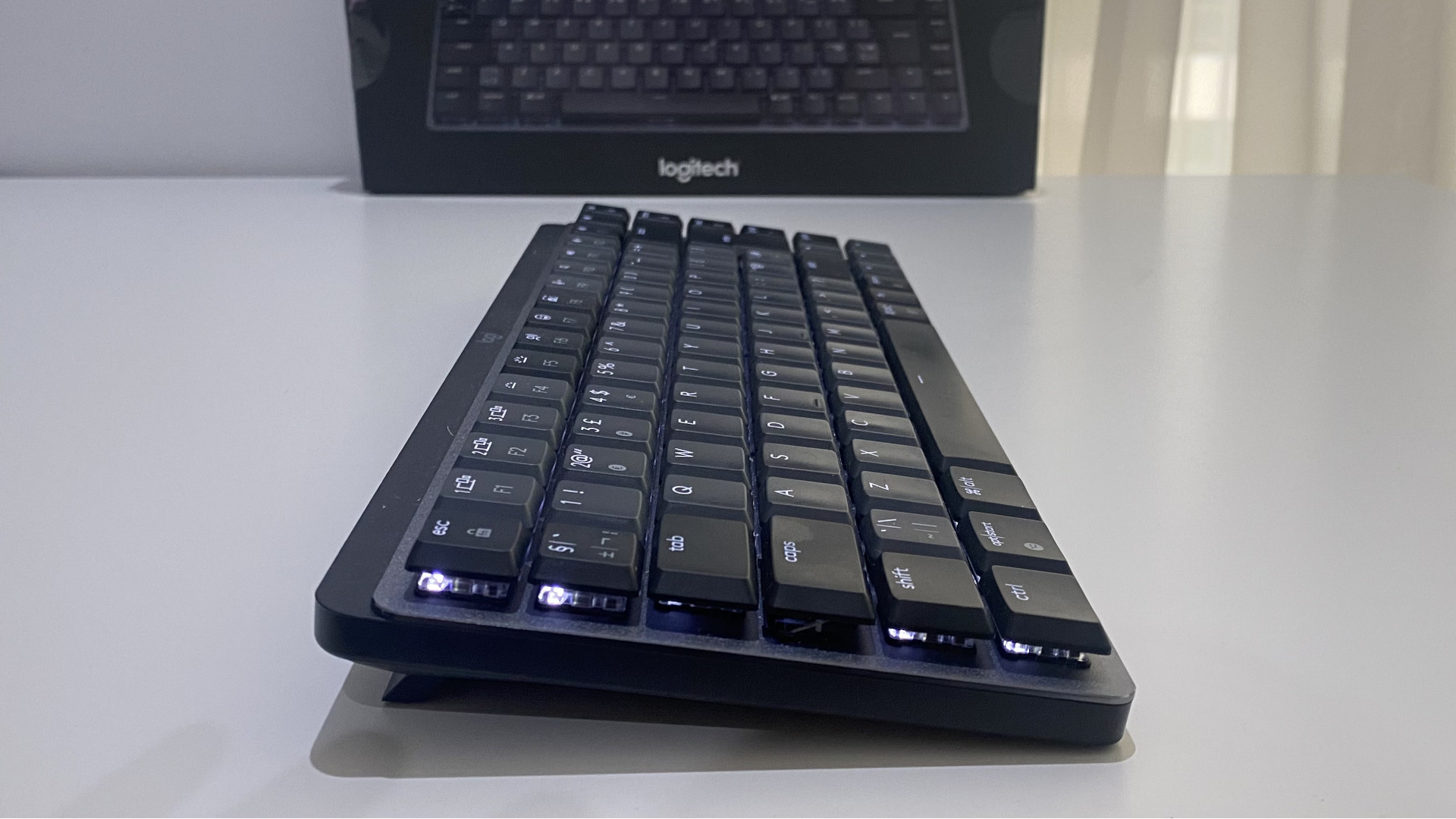 O teclado sem fio Logitech MX Mechanical Mini