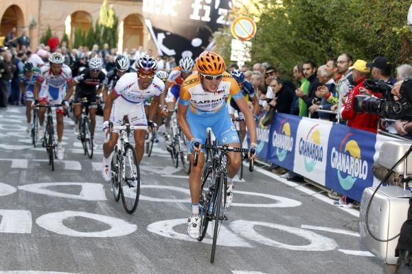Dan Martin (Garmin-Transitions) attacks on the San Luca climb
