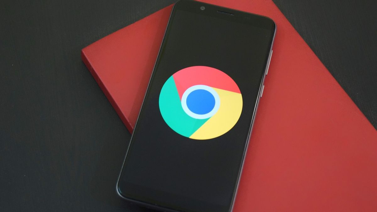 Google Chrome logo on a mobile phone&#039;s screen