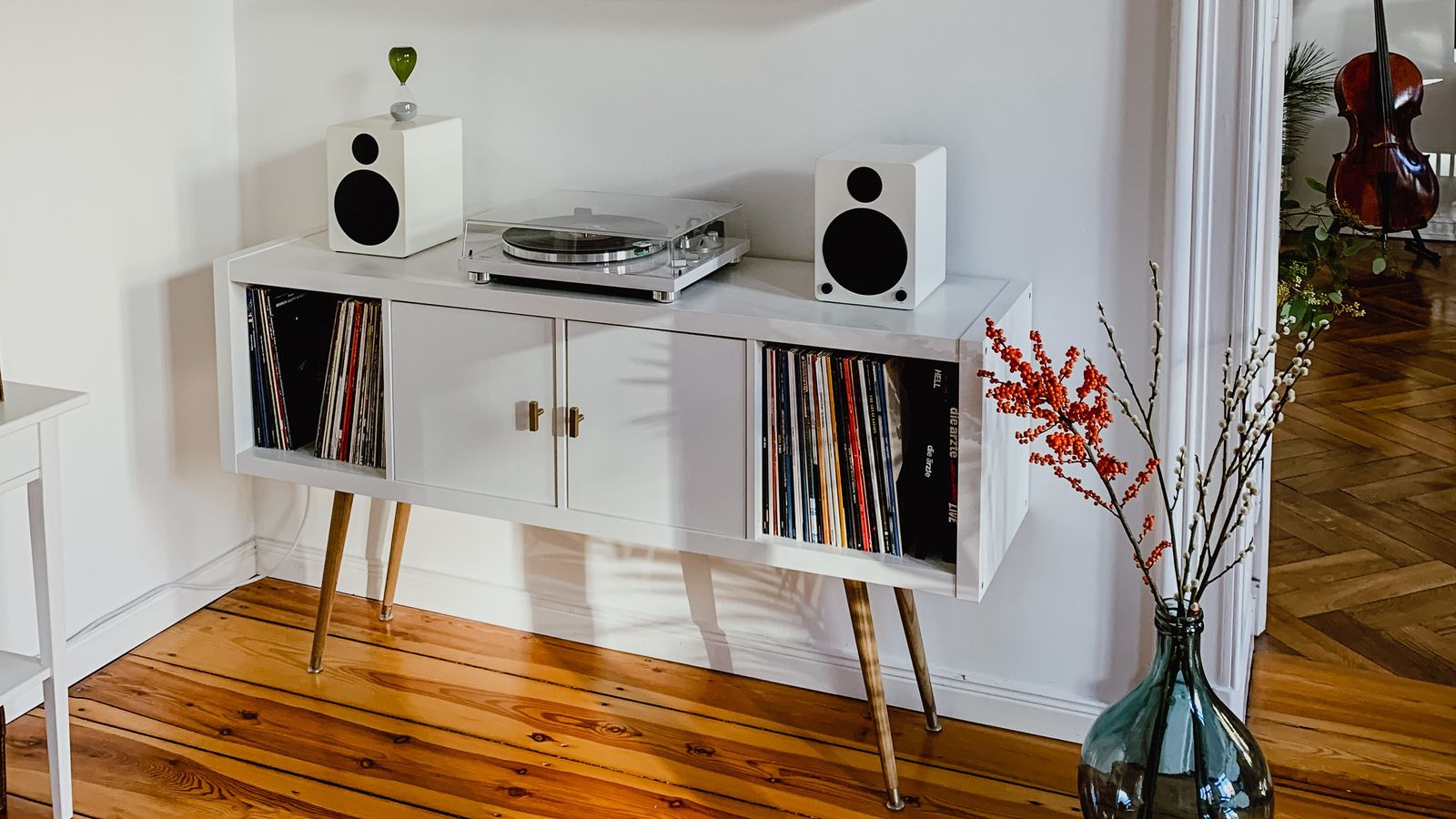 This IKEA KALLAX hack is now a chic record player stand