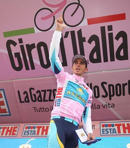 Contador salutes from the podium after stage 19.