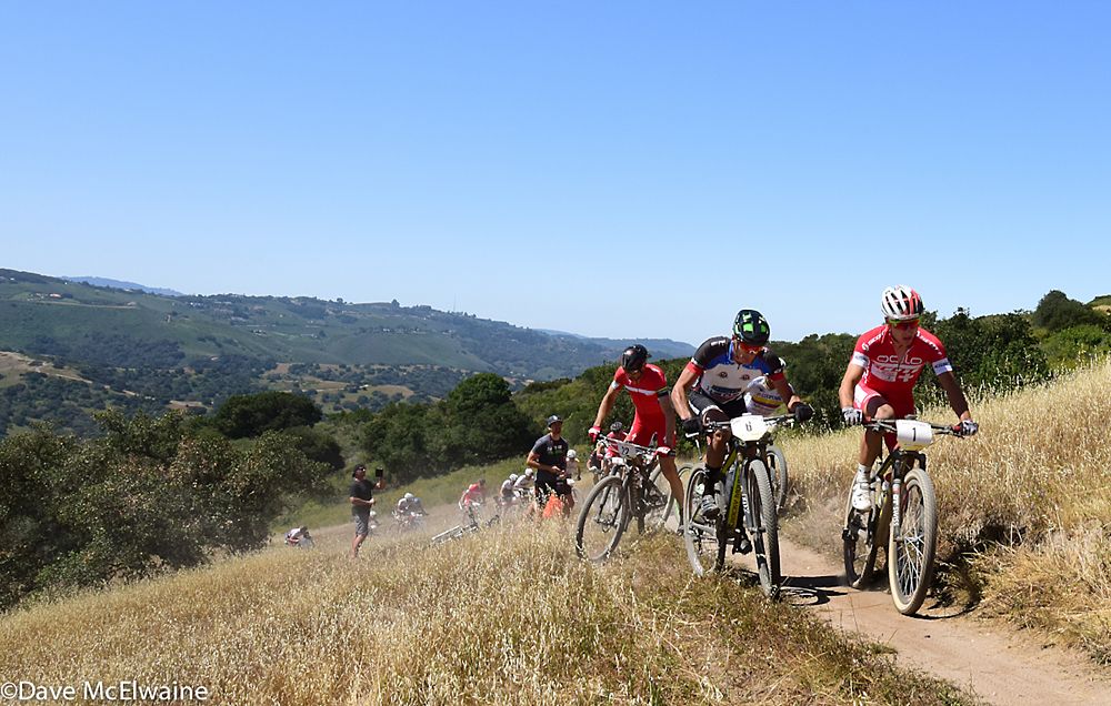 Nino Schurter (Scott Odlo) takes the lead after Christoph Sauser breaks a chain