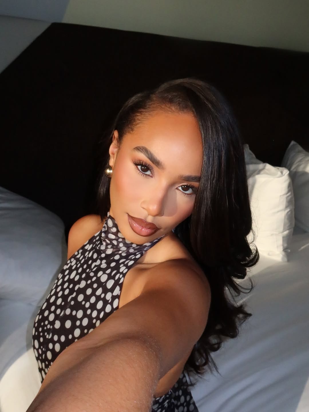 Symphani Soto wears a glam makeup look with two-toned mauve lips