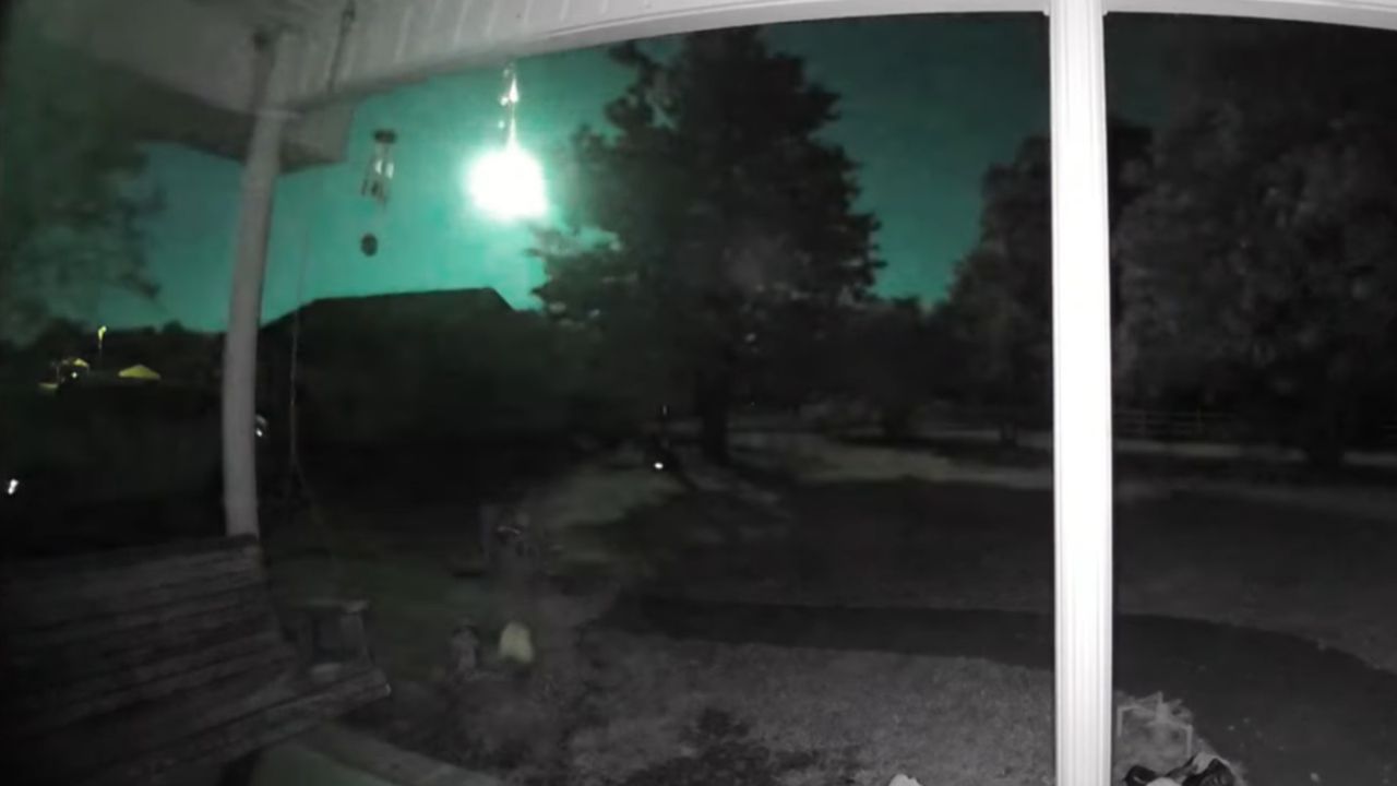 Watch the moment a brilliant green fireball meteor turns night to day over Tennessee (video)