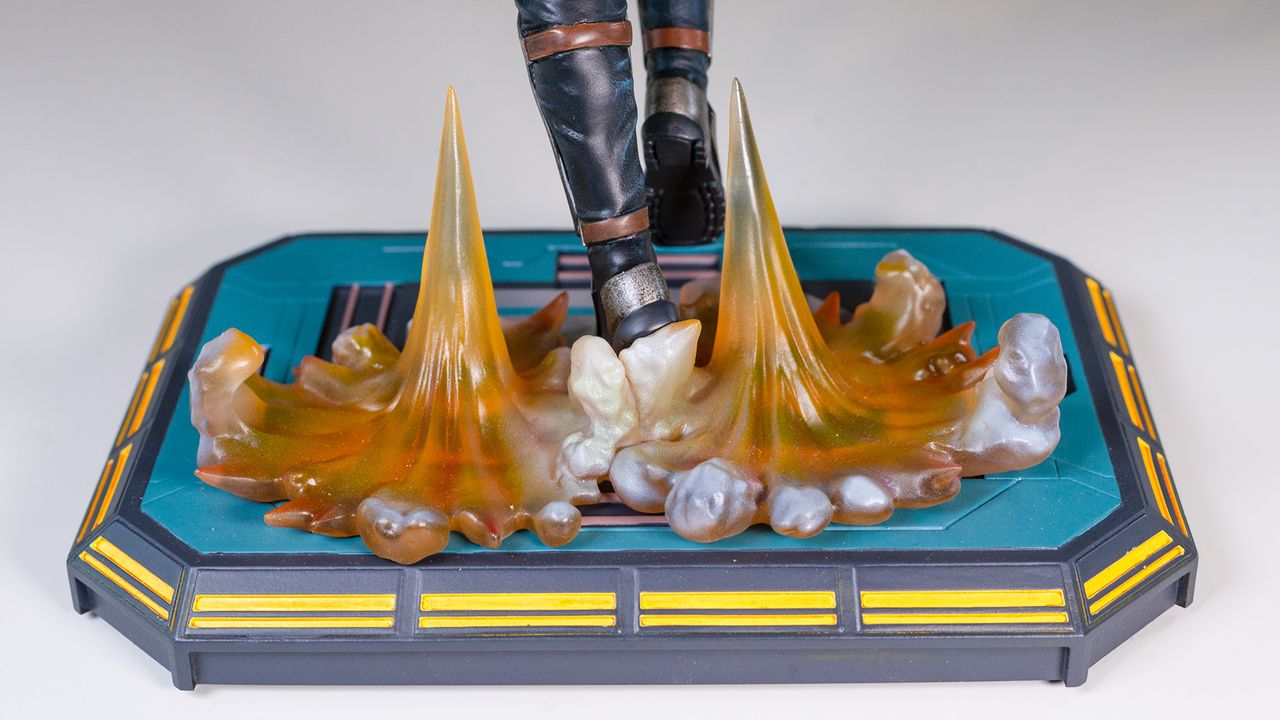 Blasts from the jetpack covering the base of the Bo-Katan Kryze 1:7 scale statue on a green background