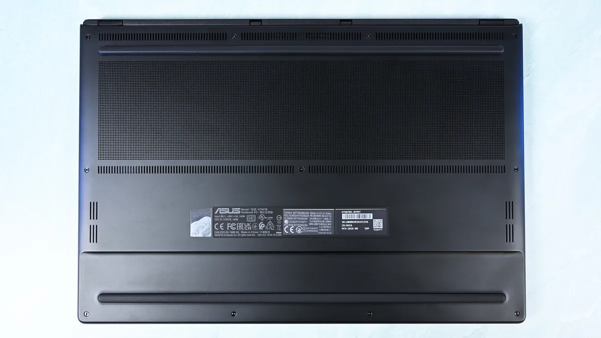 Обзор ноутбука ASUS ProArt P16 RTX Spark: особенности платформы и производительность: There's one giant grill on the bottom of the ProArt P16 for ventilation, followed by some smal