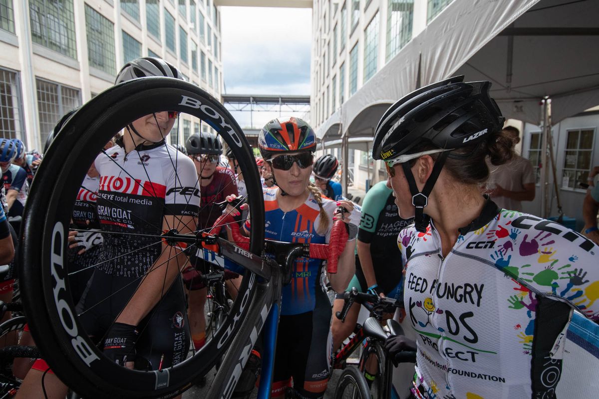 The women get ready for the criterium