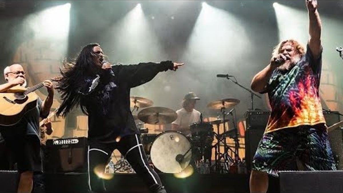Watch Evanescence's Amy Lee perform a hilariously fun duet with Tenacious D at Louder Than Life
