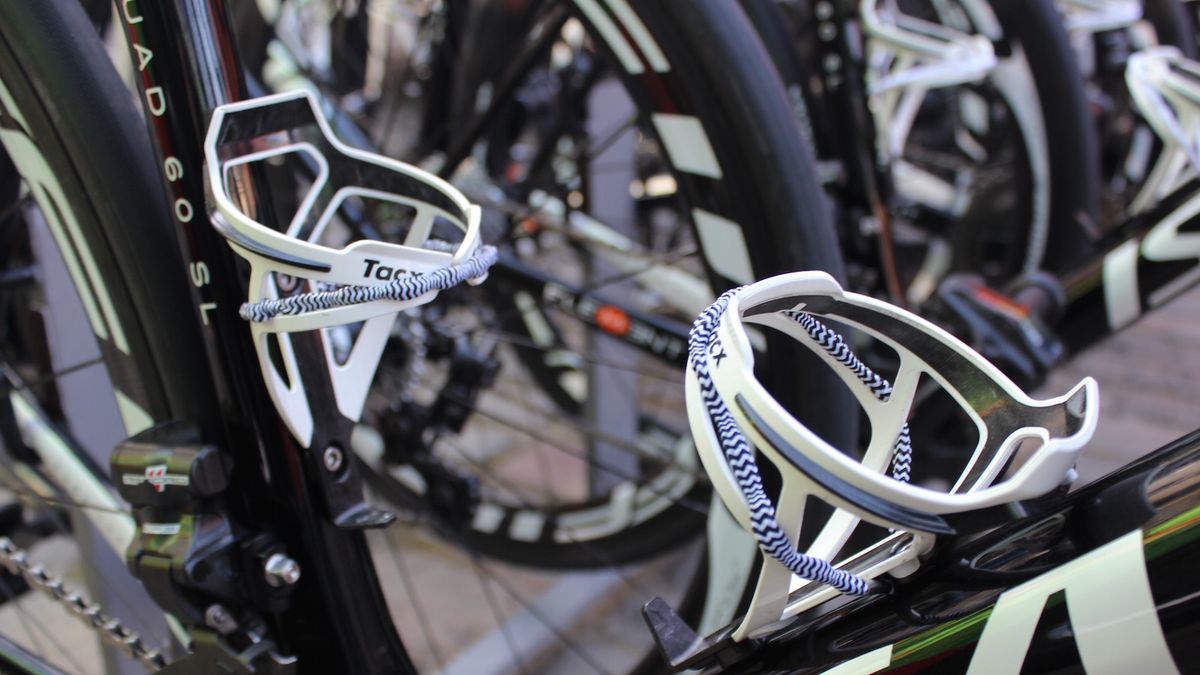 Roompot Nederlandse Loterij attached bungee cords to their bottle cages to keep bottles in place