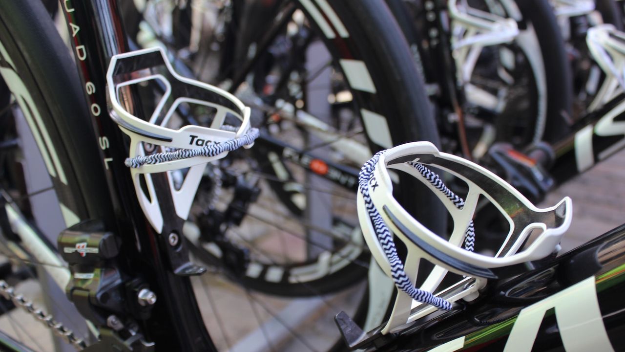 Roompot Nederlandse Loterij attached bungee cords to their bottle cages to keep bottles in place