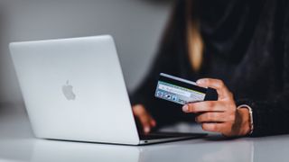 Alguien checando sus detalles bancarios en línea.