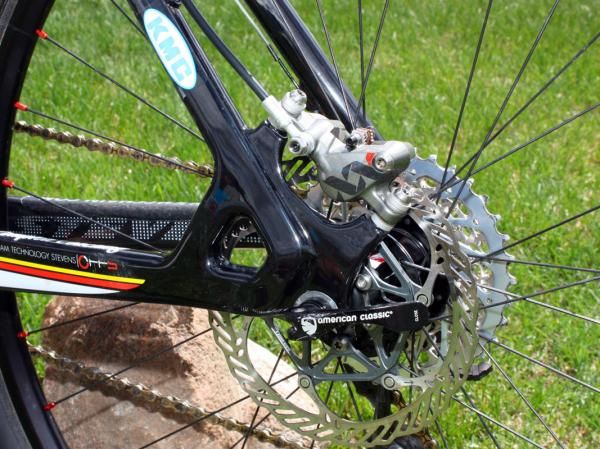 The alloy non-driveside dropout and post-mount brake tabs are bonded to the carbon stays.