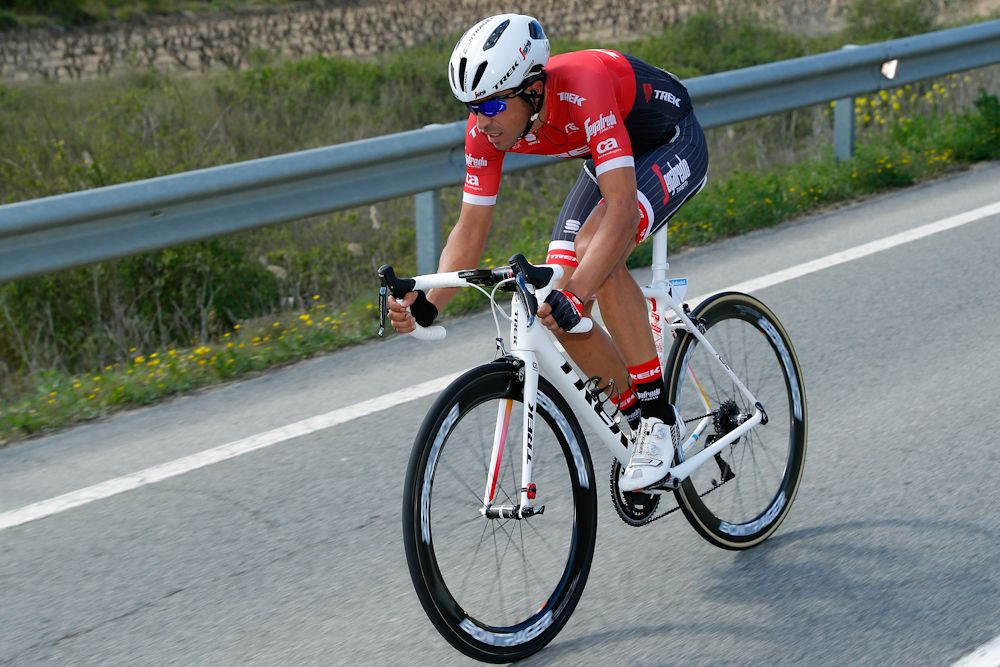 Alberto Contador chases back on near the end of stage 2 at Pais Vasco