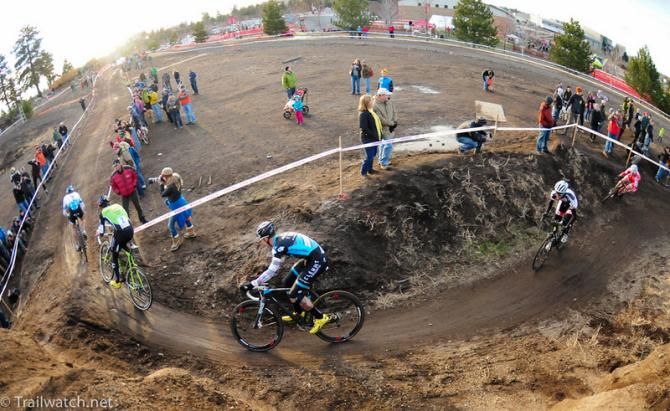 Racers snaking their way off the plateau