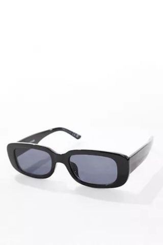 Gafas de sol rectangulares pequeñas en negro de Monki