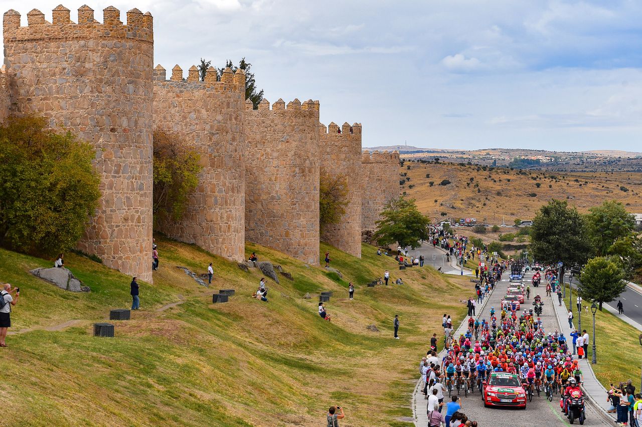 The peloton ride out of &Aacute;vila