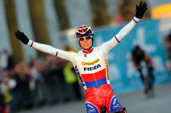 Stybar celebrates as Nys rides on in the distance