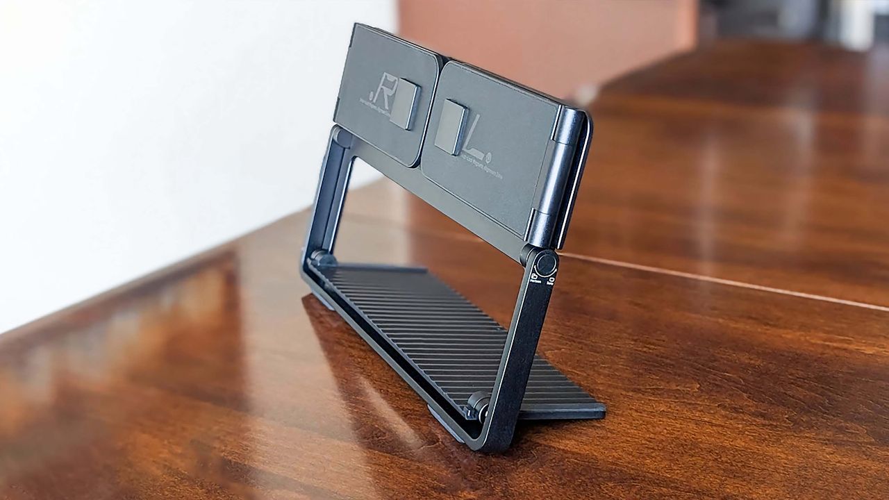 The JSAUX FlipGo Horizon stand set up for one monitor, but with out a display attached.