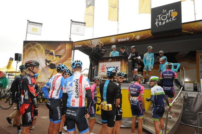 The queue for the riders to sign on for stage 2