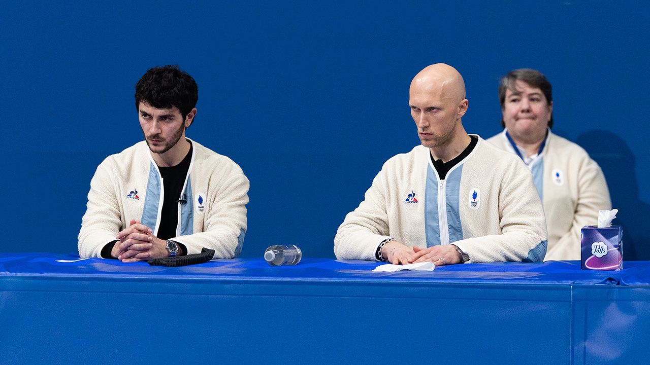 Choreografen met Olympische schaatsers uit verschillende landen worden getoond terwijl ze snel van uitrusting wisselen, en fans kunnen geen genoeg krijgen van de video