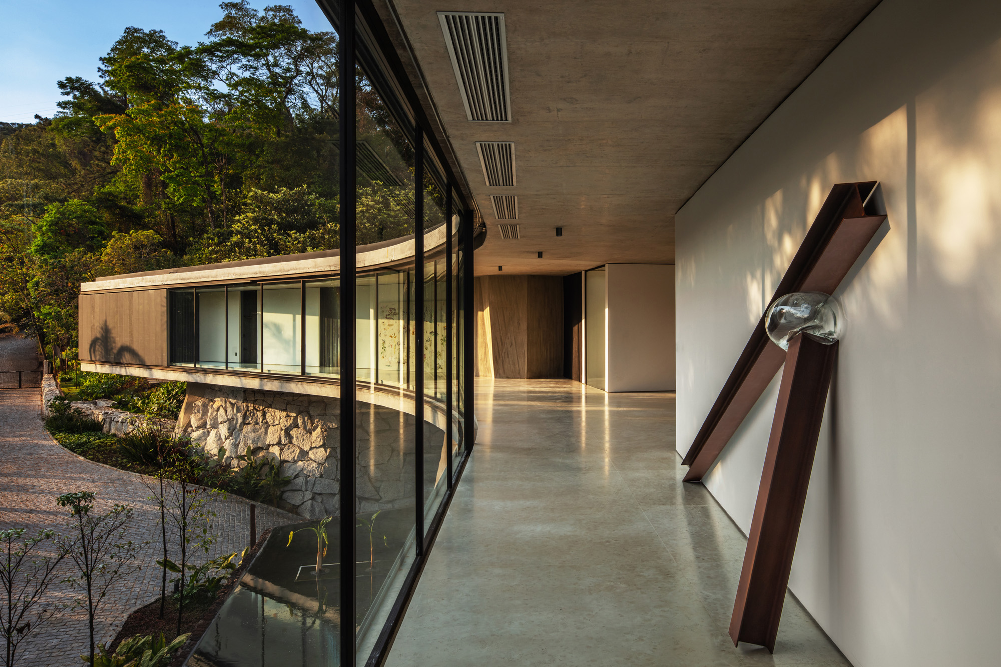 Xingu House, a concrete and stone brazilian home in Minas Gerais