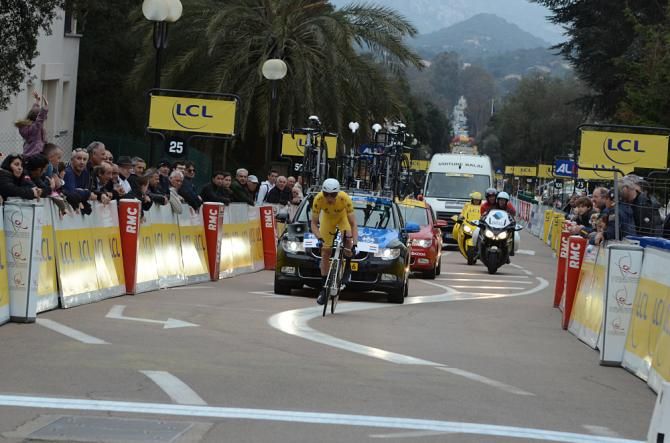 Theo Bos (Blanco) didn't challenge to keep the race lead