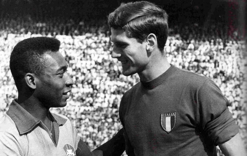 Pele of Brazil shankes hands with Giacinto Facchetti of Italy during the Final Mexico World Cup 1970 match between Italy and Brazil in Citta Del Mexico on 21-06-1970. Mexico