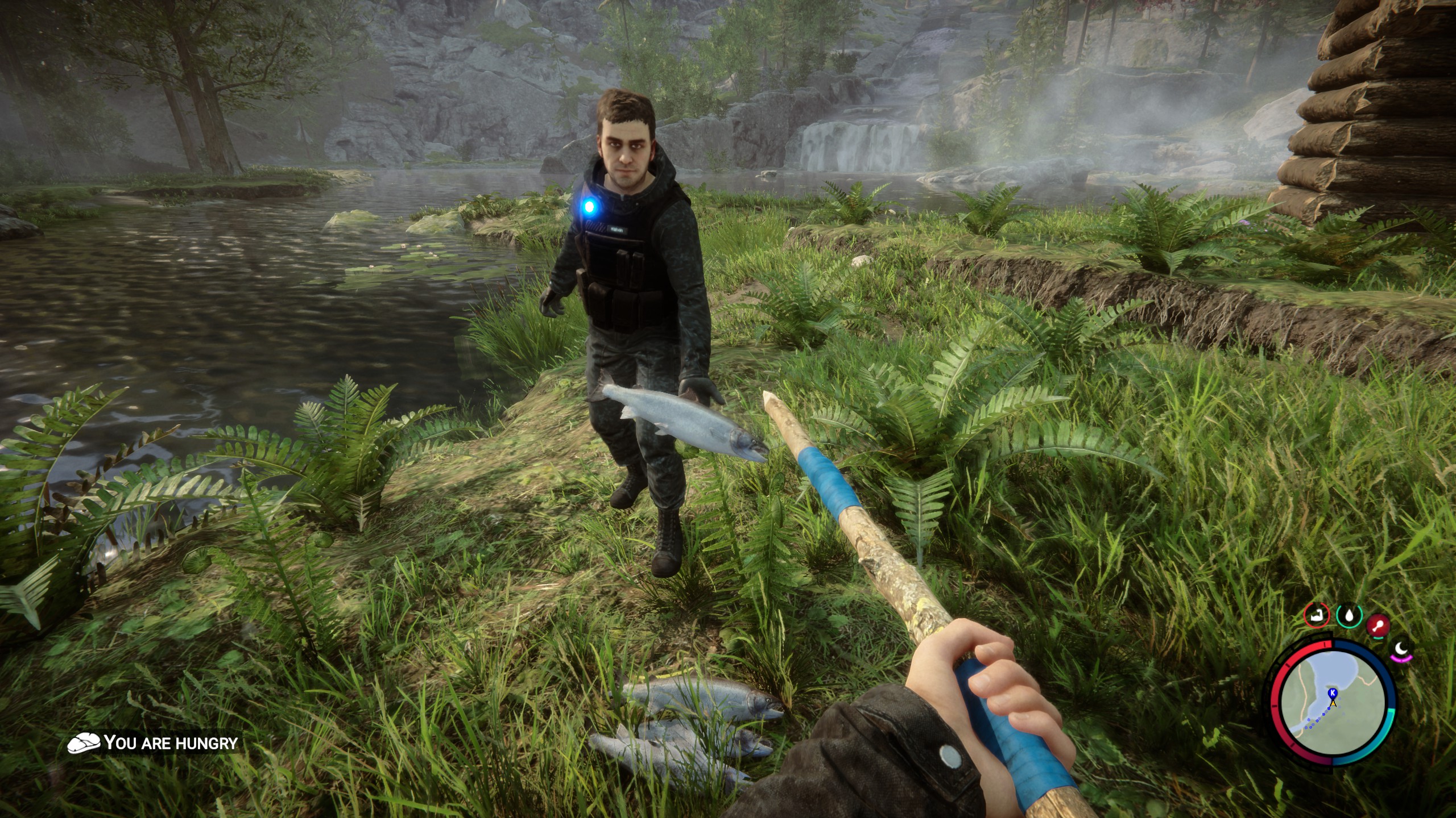 Ormanın Oğulları - Kelvin, oyuncu için yere bir balık fırlatır.