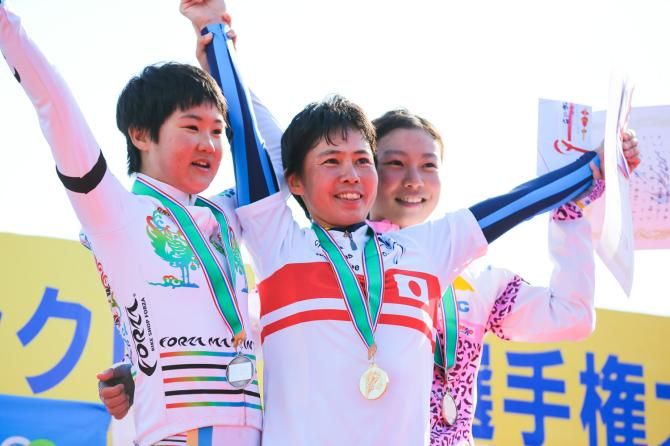 The women's podium: Sakiko Miyauchi (Club Viento), Eri Yonamine (Team Forza) and Kiyoka Sakaguchi (Panasonic Ladies)