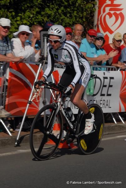 Aude Biannic (Bretagne) leaves the start house.