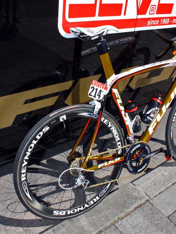 The deep-section seat tubes feature integrated masts.