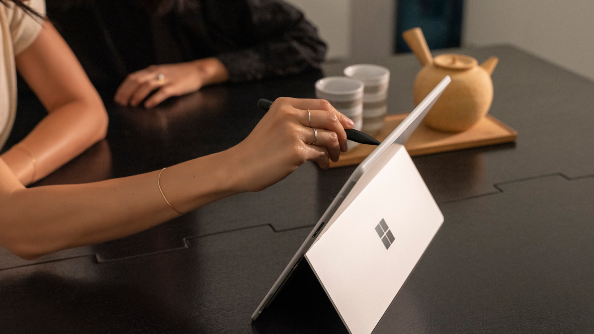 Seseorang menggunakan pena Microsoft Surface dengan Microsoft Surface Pro X