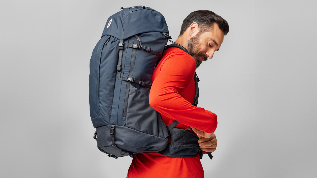 Man wearing Fjällräven Abisko Friluft backpack