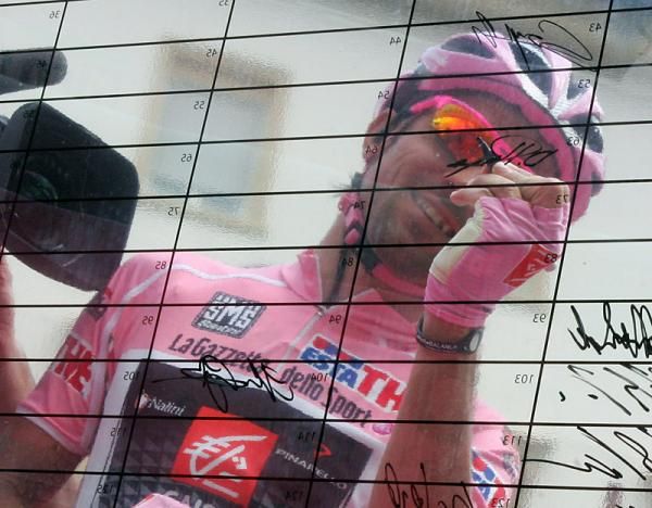 David Arroyo signs in at the start of stage 17.