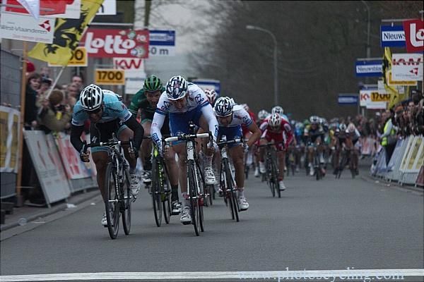 Francesco Chicchi (Omega Pharma-Quickstep) edges ahead of Arnaud Demare (FDF-Big Mat).