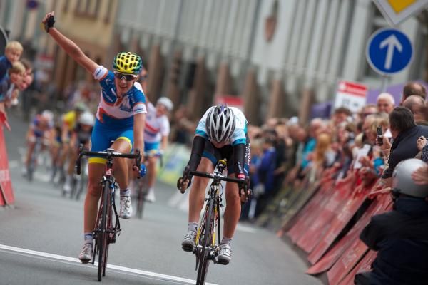 Jessie Daams (AA Drink Leontien.nl Cycling Team) outsprints Elisa Longo Borghini (Hitec Products-Mistral Home Cycling Team) to win the final stage.