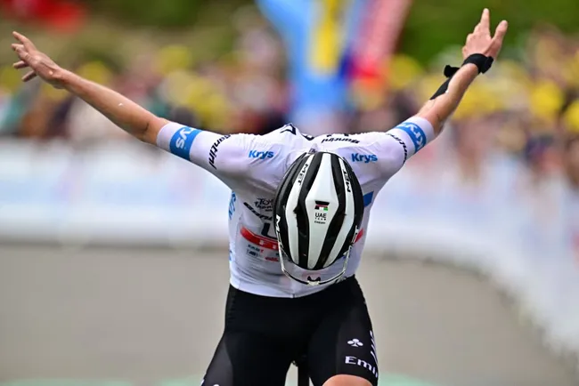 Tadej Pogacar vince a Cauterets-Cambasque (foto: Getty Images)