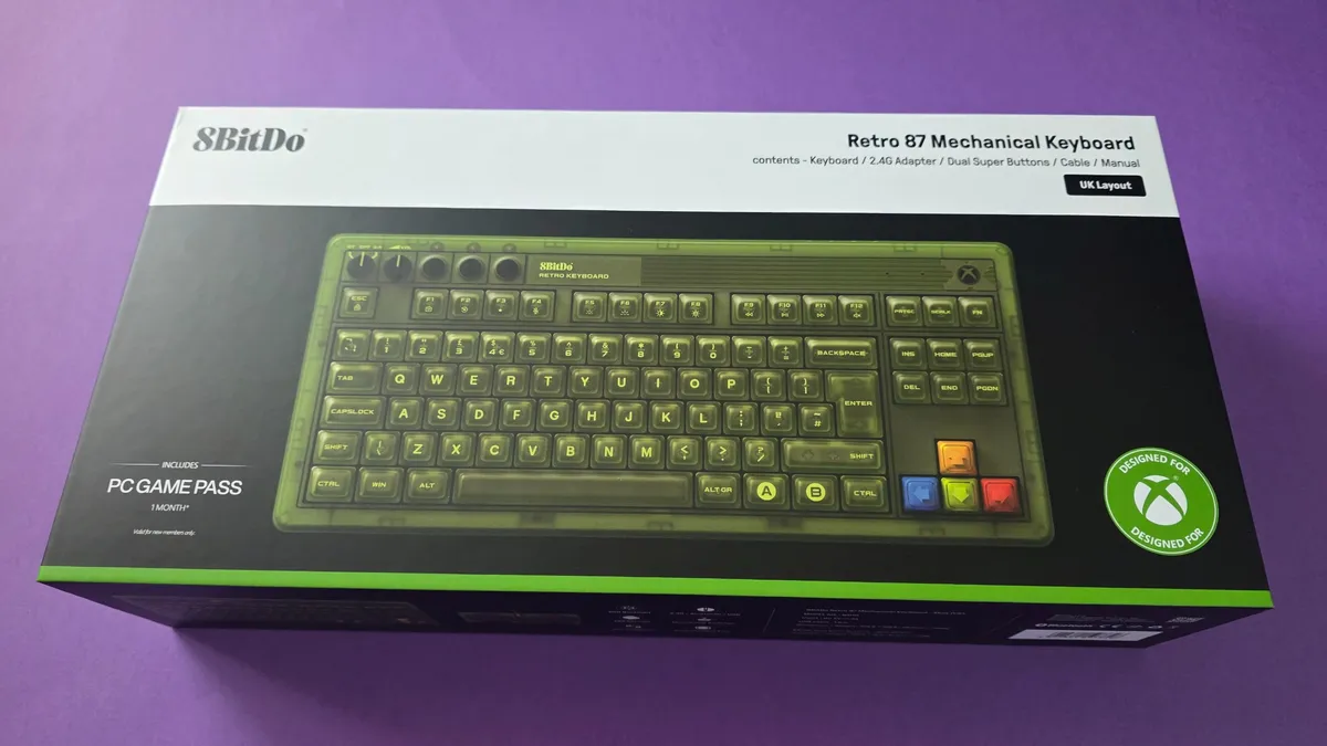 Коробка клавиатуры 8BitDo Retro 87 Xbox Edition на рабочем столе