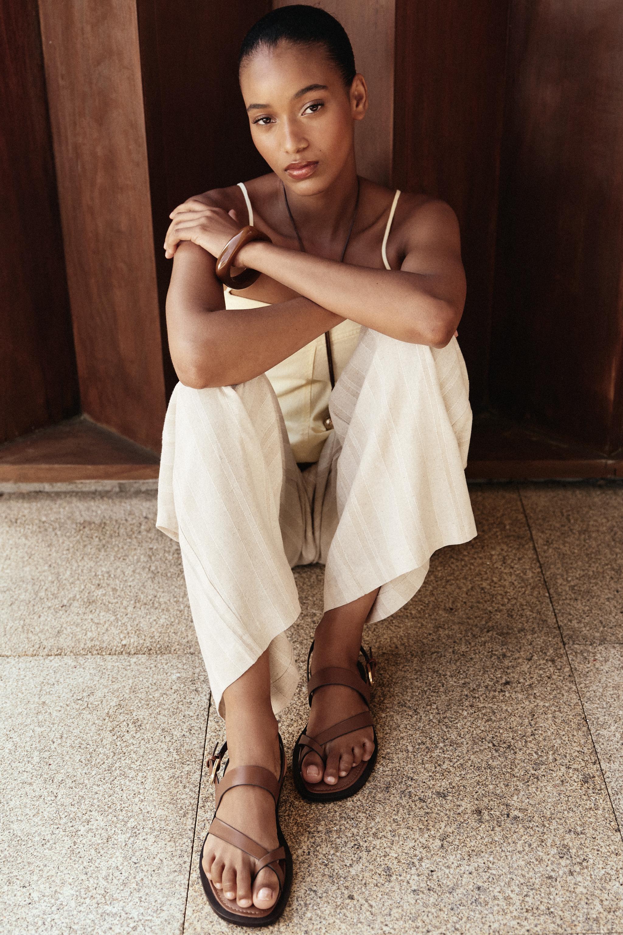 Toe rod strap sandals