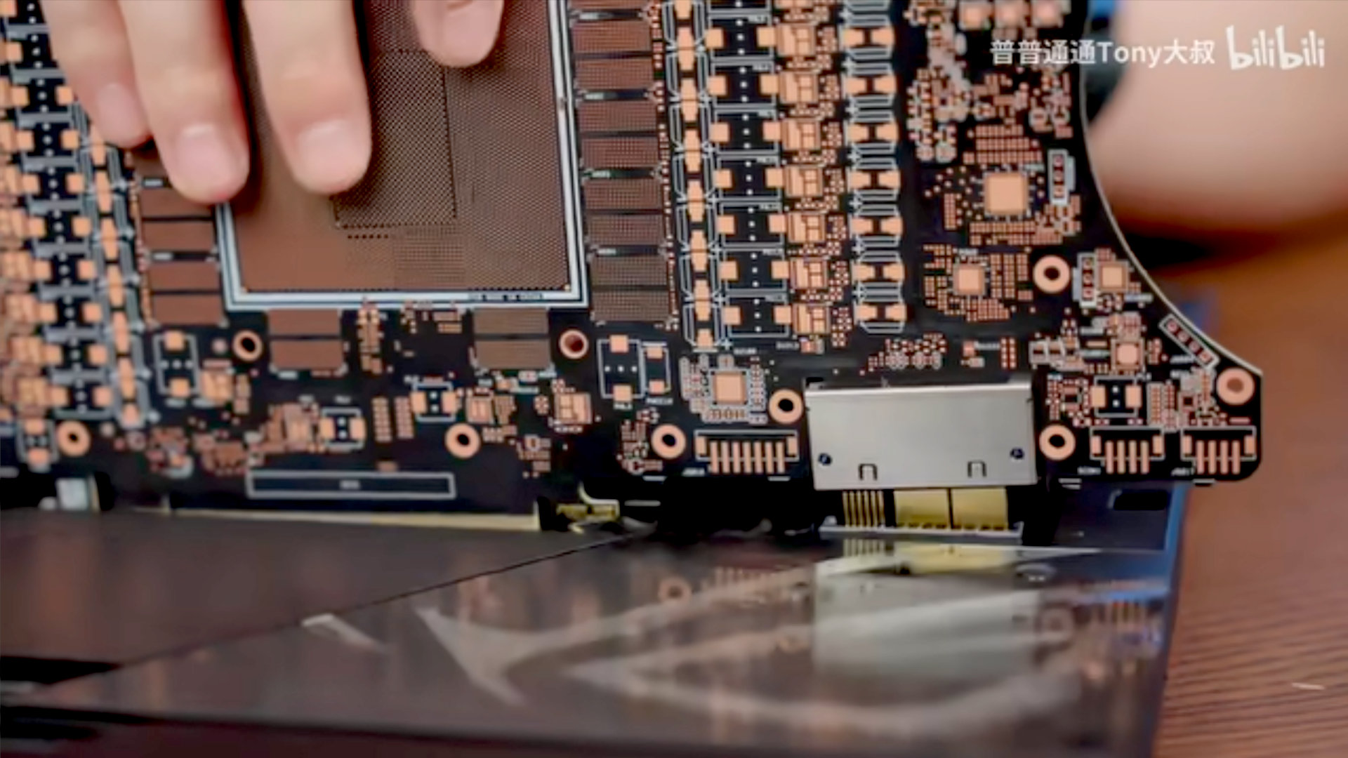 A screenshot of a Bilibili video by Asus' Tony Yu, demonstrating the company's BTF 2.5 connector for graphics cards