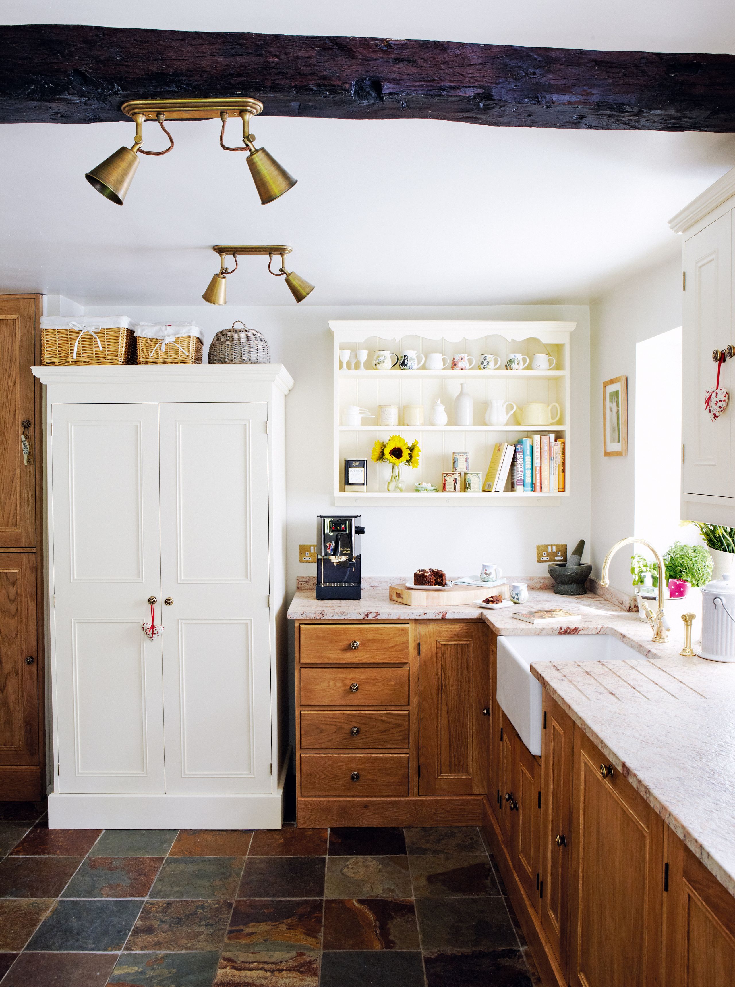 Uma mistura natural de madeira e mobiliário pintado neste Yorkshire quinta cozinha